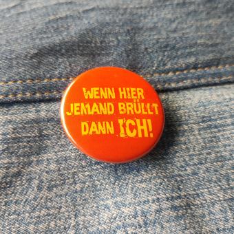 Ansteckbutton Wenn hier jemand brüllt dann ich auf Jeans